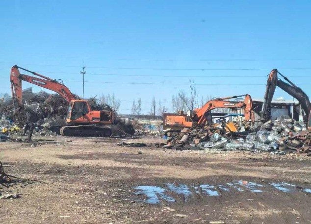 回訪路友老客戶看到幾經(jīng)“ 沙場(chǎng) ”的路友老設(shè)備依然作戰(zhàn)在前線，一股暖意涌上心頭