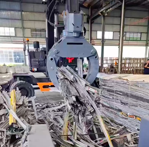 使用抓鋼機(jī)上料均勻 省時(shí)省力