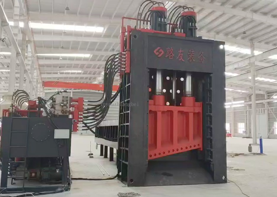 1000T重型液壓廢鋼剪切機龍門剪在河北地區(qū)待機等候正式開機工作