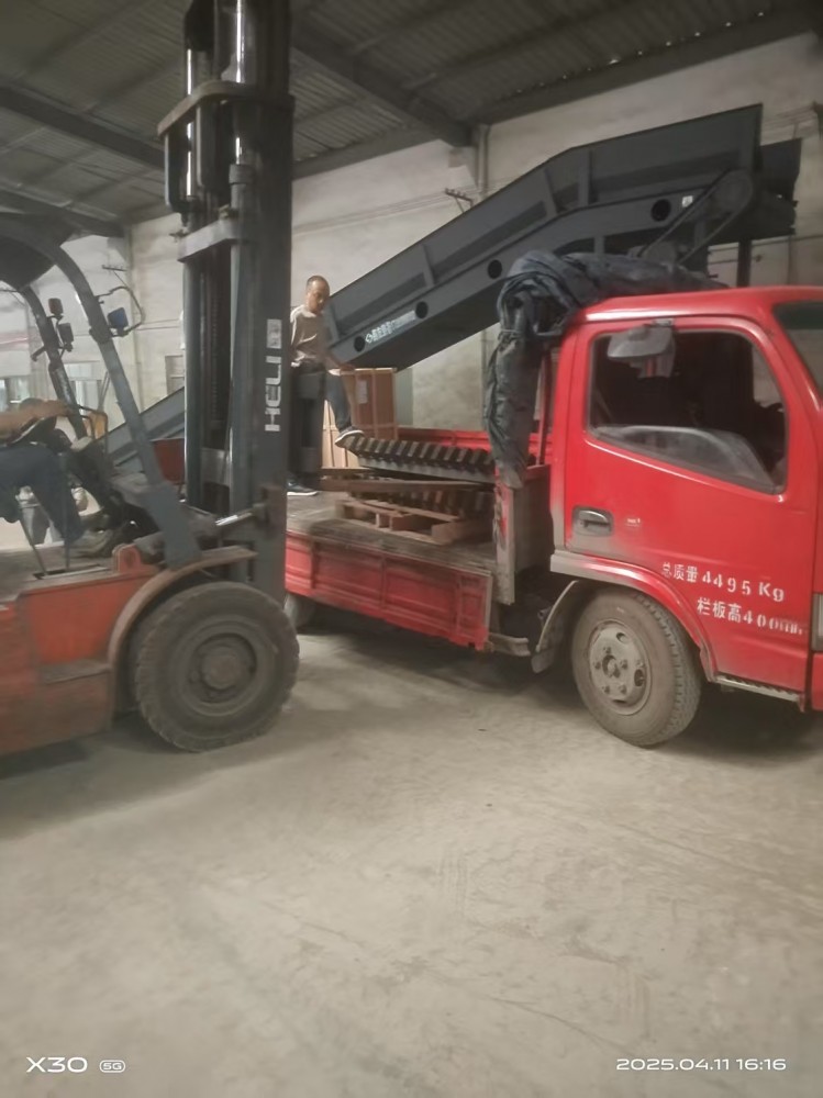 到達(dá)客戶場地，開始卸機(jī)工作