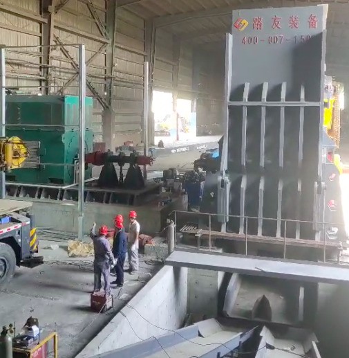 張家港傳來喜報，6000馬力破碎機(jī)安裝完畢。這個大家伙可不能小看它，每小時出料可高達(dá)150噸。