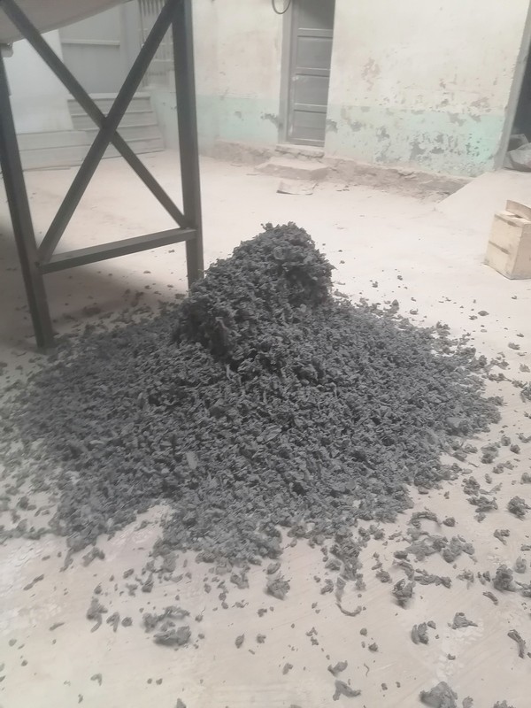 淄博地區(qū)破碎機(jī)試機(jī)調(diào)試，物料屬于夾雜重度灰塵的金屬組成件