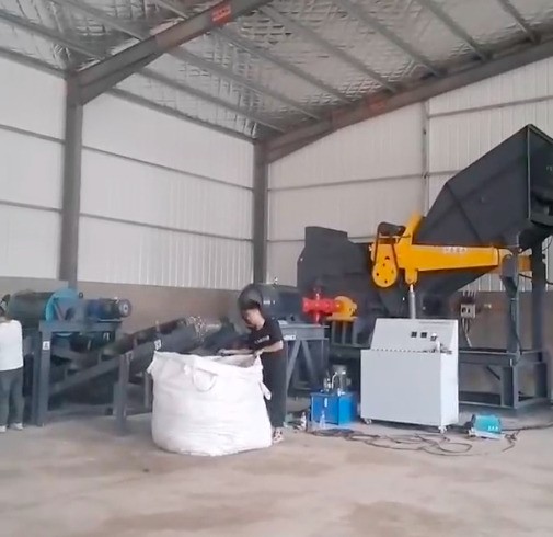 百分九十以上的客戶在試機時都選擇人工添料，沒有什么說法，單純的因為物料使用量較小。