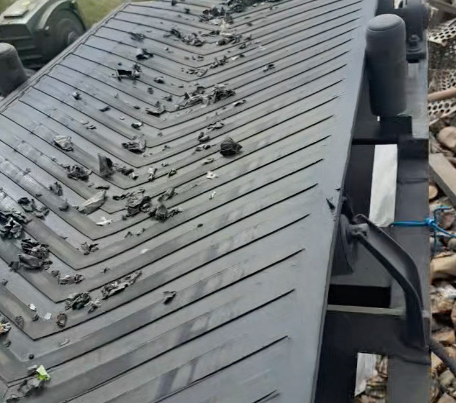 客戶場地夠大，考慮到建廠房的額外支出，最后采用破碎機漏天式生產(chǎn)