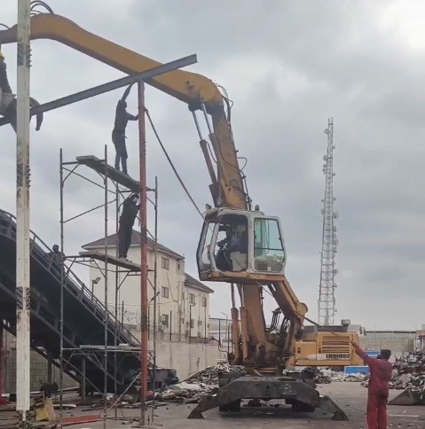 壯觀！破碎機(jī)的搭建像是一場(chǎng)驚心動(dòng)魄的雜技表演。