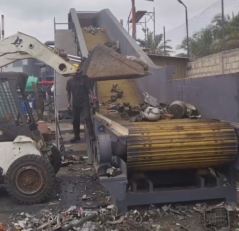 非洲地區(qū)路友450型破碎機(jī)啟動(dòng)生產(chǎn)按鍵。