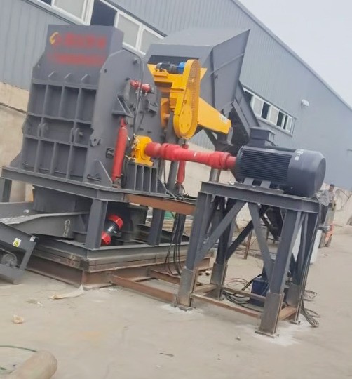 路友 110 型廢鋁破碎機已完成安裝，目前正進行人工投料試機。