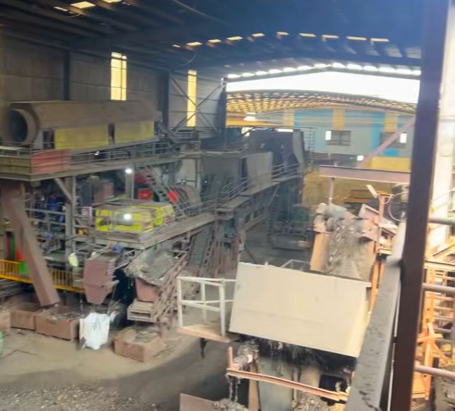 回訪路友老客戶4000馬力汽車殼破碎機(jī)使用現(xiàn)場(chǎng)～