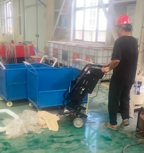 路友廢鋼龍門(mén)剪正在對(duì)建筑工地管架、貨車車架及馬路欄桿等結(jié)構(gòu)的剪切作業(yè)