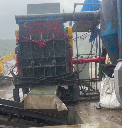 日本地區(qū)正處于陰雨?duì)顟B(tài)，即使這樣的天氣也沒能阻擋住破碎機(jī)營業(yè)