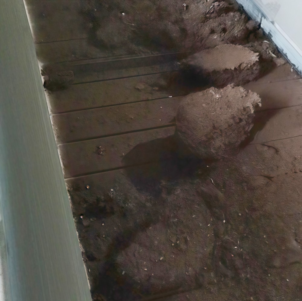 滿是鐵銹的廢鋼渣送入破碎機(jī)，瞬間褪去舊貌，煥顏一新。